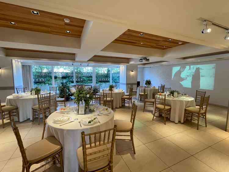 披露宴会場。写真より広く感じました。