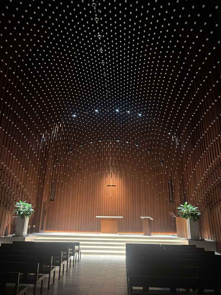 洗練されたデザインのチャペル