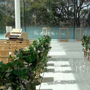 チャペルは曇りでも眩しいくらい明るく、緑も見えて綺麗だった