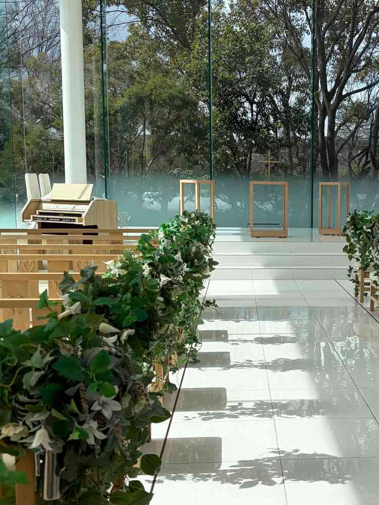 チャペルは曇りでも眩しいくらい明るく、緑も見えて綺麗だった