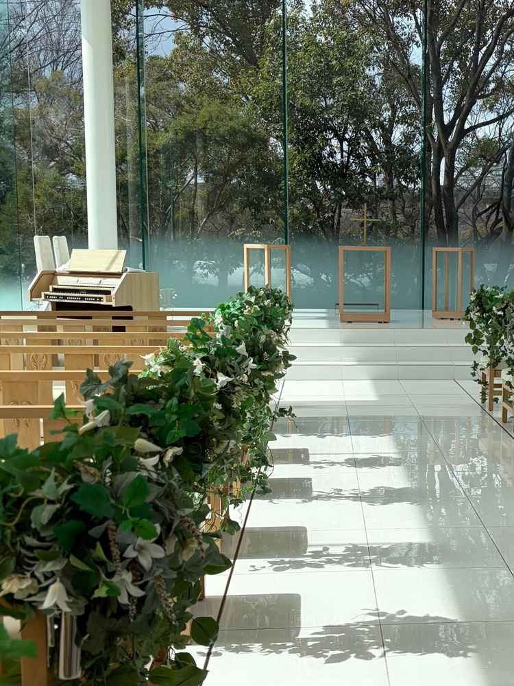 チャペルは曇りでも眩しいくらい明るく、緑も見えて綺麗だった