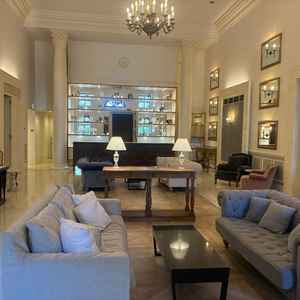 待合室なのですが、飾らずともホテルライク？と言うのか素敵すぎる