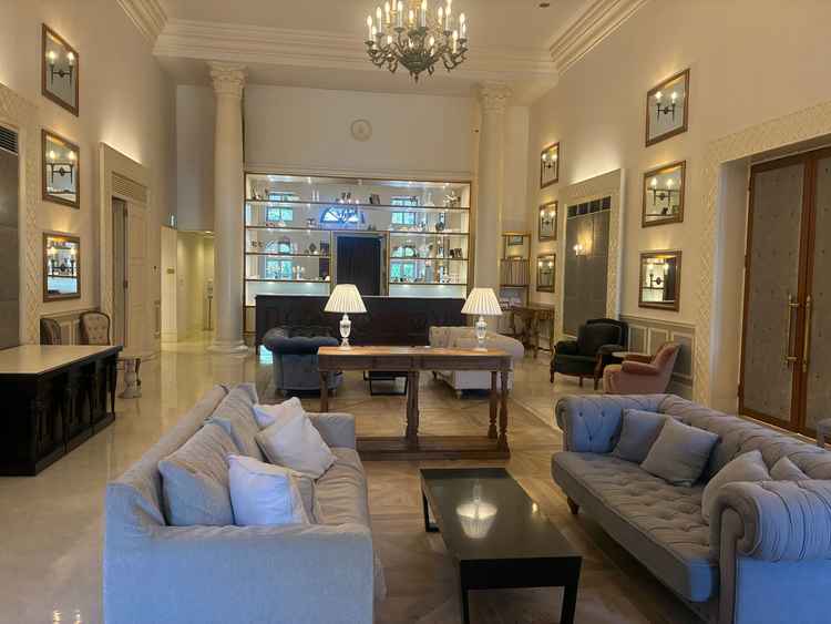 待合室なのですが、飾らずともホテルライク？と言うのか素敵すぎる