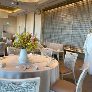 お花の量は少なくても、椅子に柄があったりして華やかなので、問題なさそうです。