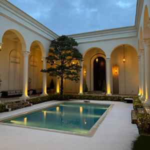 会場内のプール。夜にかけての時間も綺麗でおしゃれな空間でした。