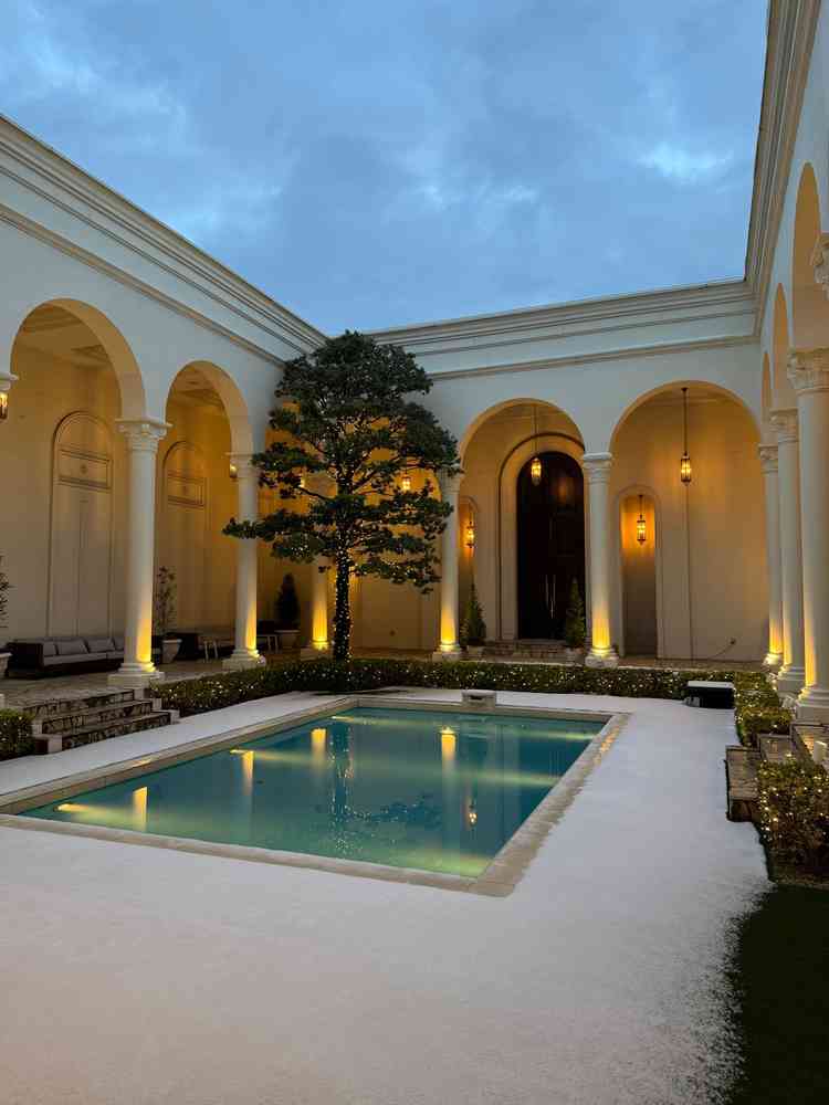 会場内のプール。夜にかけての時間も綺麗でおしゃれな空間でした。