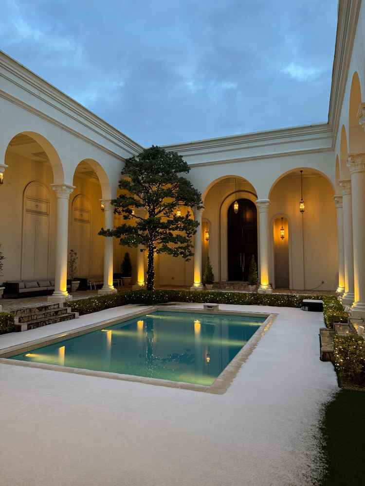 会場内のプール。夜にかけての時間も綺麗でおしゃれな空間でした。