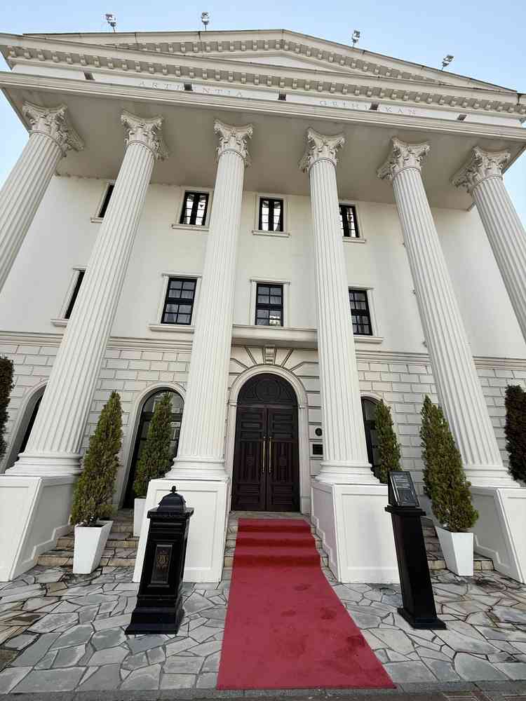 結婚式場入り口正面です。入口の門構えからすでに特別感があります。