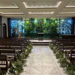 チャペルは木漏れ日をモチーフにして緑を基調に自然を感じれる雰囲気。距離感も良く後ろの席でも顔がわかる