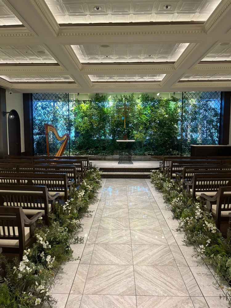 チャペルは木漏れ日をモチーフにして緑を基調に自然を感じれる雰囲気。距離感も良く後ろの席でも顔がわかる