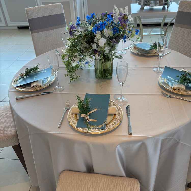 お料理が運ばれる前のゲストテーブル。テーブルコーディネートが素敵でした。