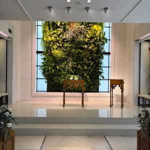 挙式会場(室内)こちらも緑が多く、万が一の雨天でも安心