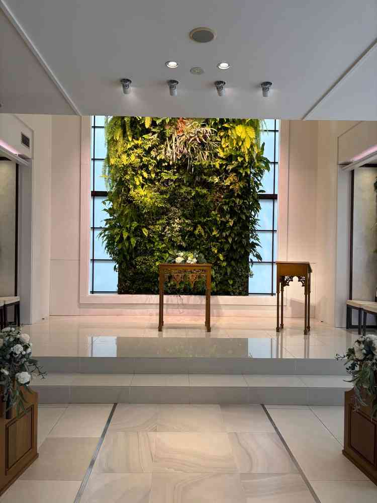 挙式会場(室内)こちらも緑が多く、万が一の雨天でも安心