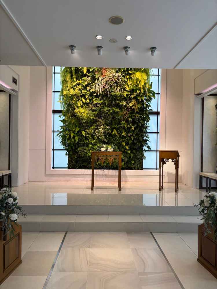 挙式会場(室内)こちらも緑が多く、万が一の雨天でも安心