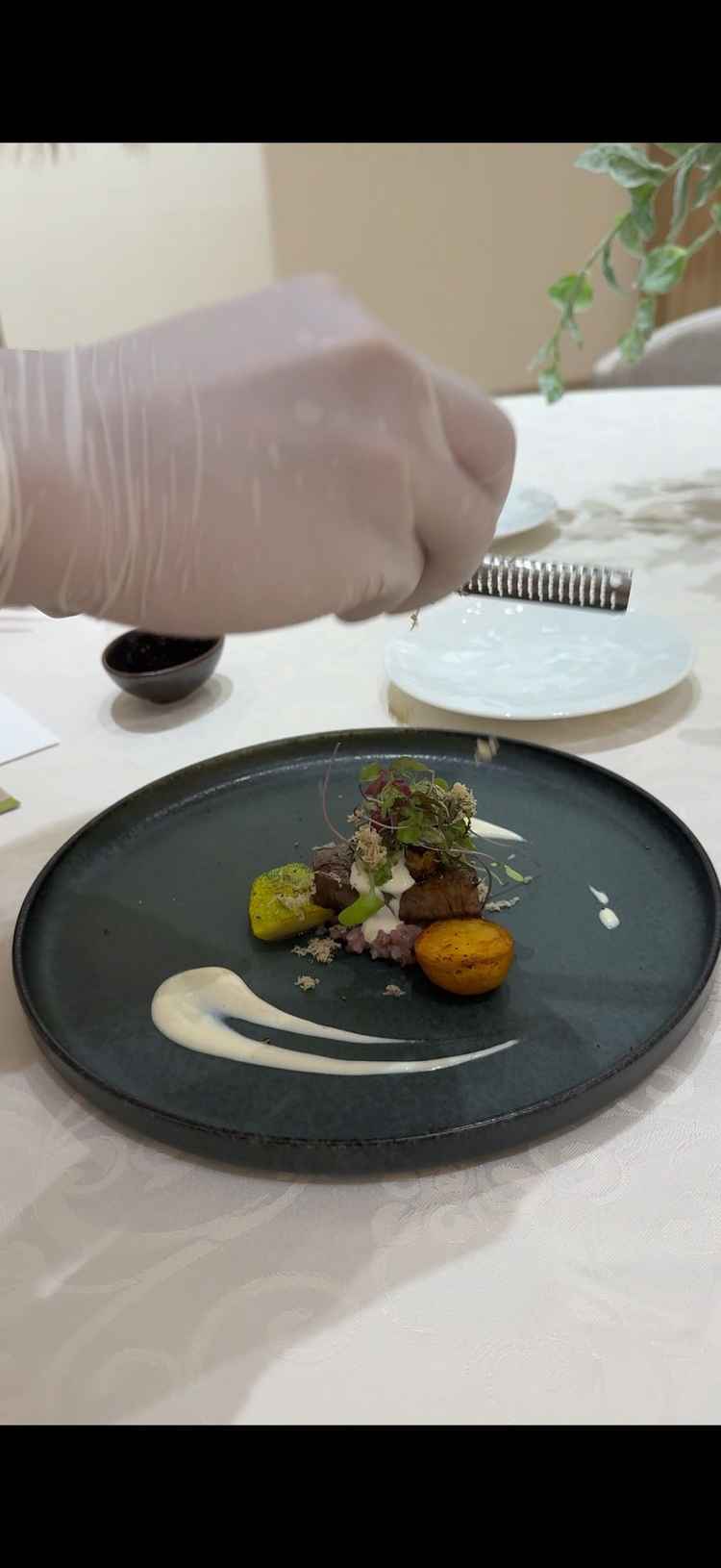 オープンキッチンから、出来立てお料理が提供できる。当日、温前菜やメインのソースなど選べるのが楽しい！
