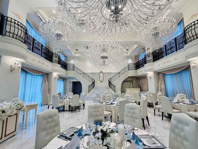 こちらの結婚式場内で一番明るく、主役感が演出できそうな白基調の披露宴会場。