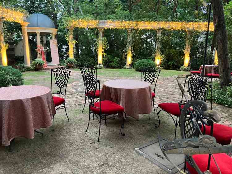 庭にも出れる仕様。イルミネーションあり