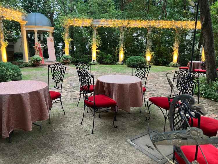 庭にも出れる仕様。イルミネーションあり