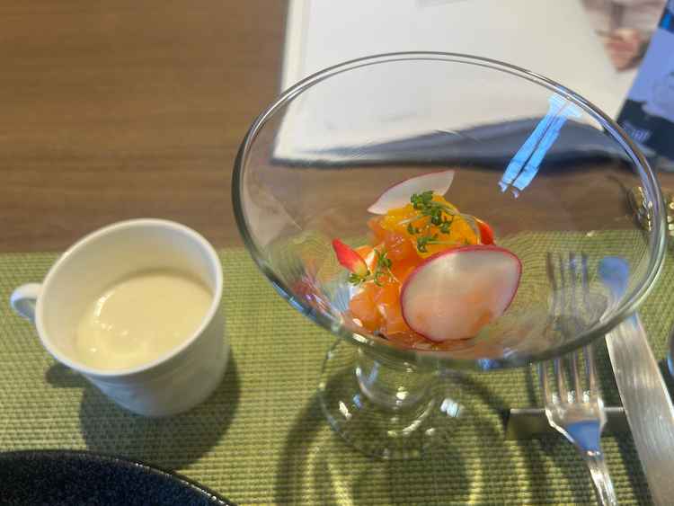 試食のお料理、前菜。サーモンのマリネが甘さと塩味が絶妙だった。