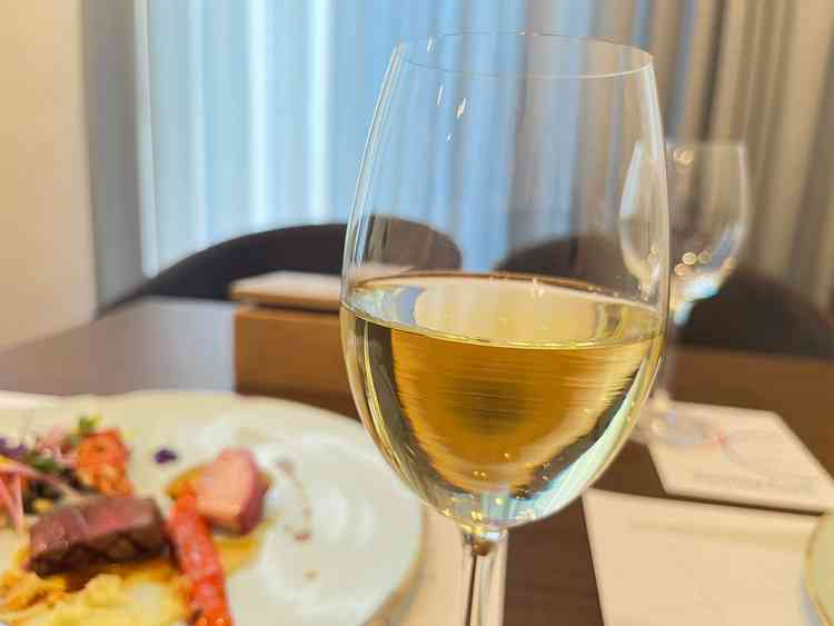 メインのお肉料理を試食で頂きました。ワインも提供していただいてイメージが膨らみました。