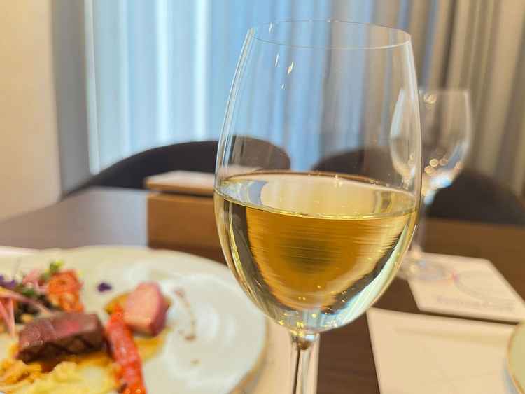 メインのお肉料理を試食で頂きました。ワインも提供していただいてイメージが膨らみました。