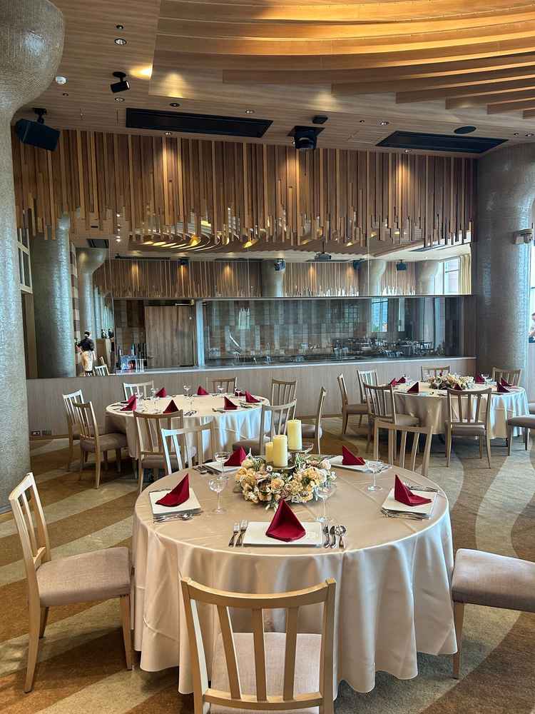 洋テイストの会場の座席