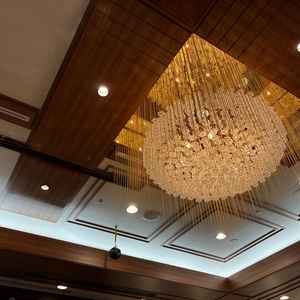 披露宴会場「鳳凰」の天井のシャンデリアです。一つ一つのディテールに、コンセプトの一貫性を感じます。