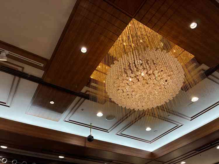 披露宴会場「鳳凰」の天井のシャンデリアです。一つ一つのディテールに、コンセプトの一貫性を感じます。
