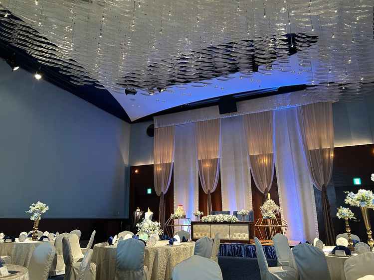 何ヶ所かあるうちの1つの会場。落ち着いた雰囲気の会場で照明を少しおとしてくださっていました。