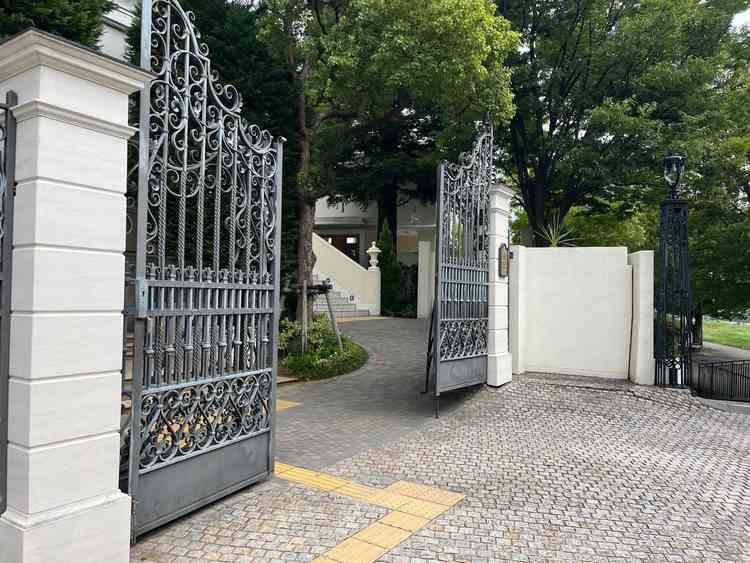 門の入口