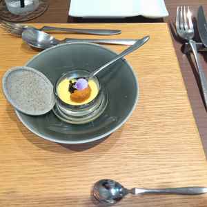 料理は、シェフが力をふるった味で口の中に美味しくとろけました。