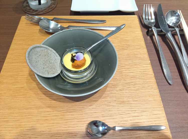 料理は、シェフが力をふるった味で口の中に美味しくとろけました。