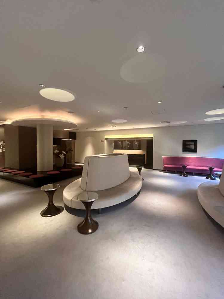 ゲストが受付をしたり挙式が始まるまで待機する待合場所。とてもシックな落ち着いた雰囲気で綺麗でした。