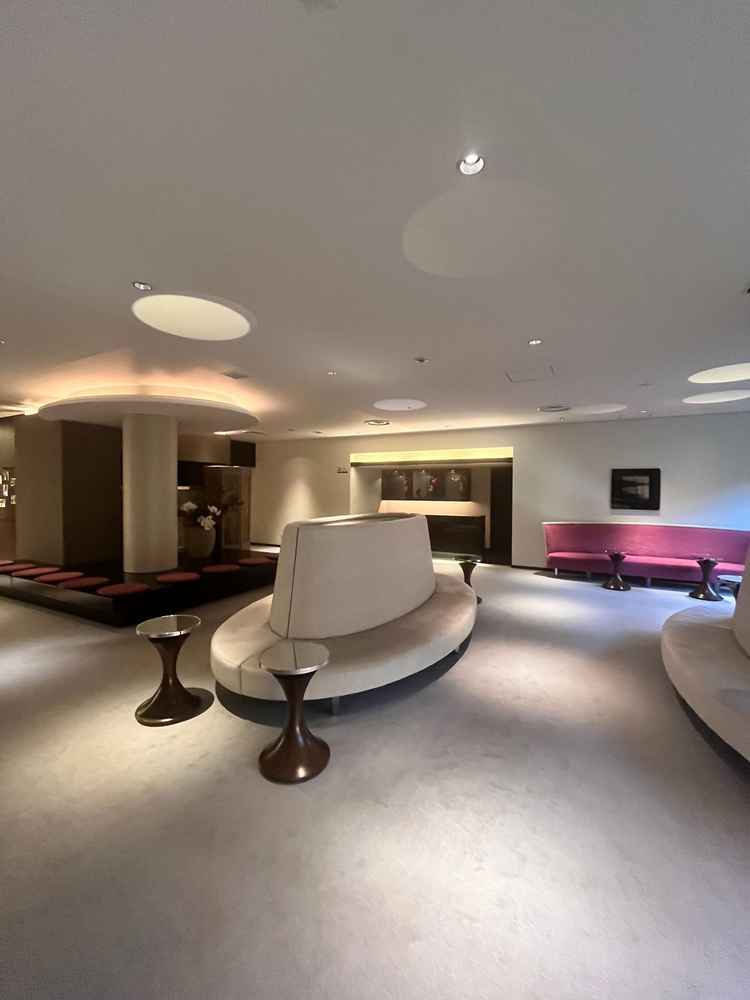 ゲストが受付をしたり挙式が始まるまで待機する待合場所。とてもシックな落ち着いた雰囲気で綺麗でした。