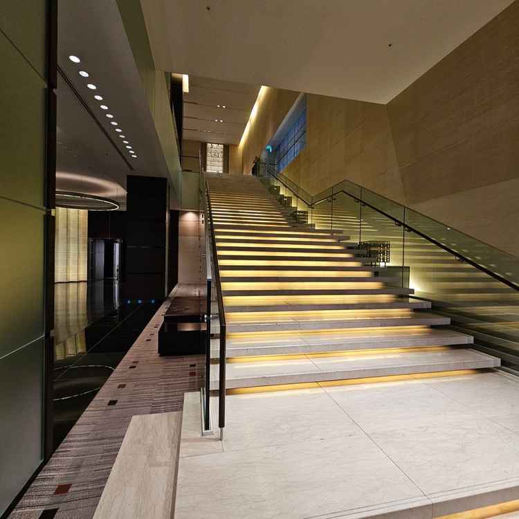 チャペル横の階段。ここでフラワーシャワーを行う