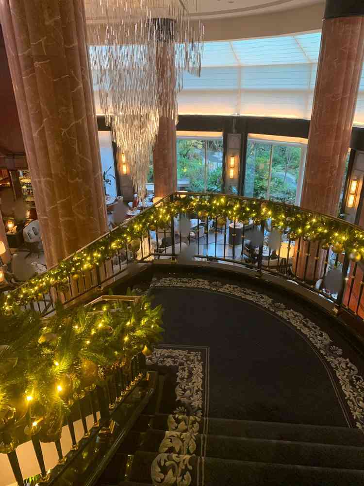 フォトスポットの階段。シャンデリアが見える位置から。青い絨毯に白のウェディングドレスが映える。