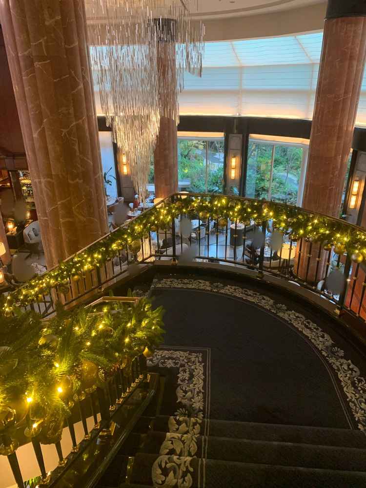 フォトスポットの階段。シャンデリアが見える位置から。青い絨毯に白のウェディングドレスが映える。