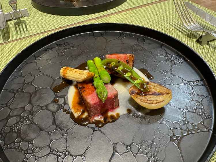 お料理試食。全て優しい味付け。シェフが直接きて、ソースをかけてくれたのも印象的。