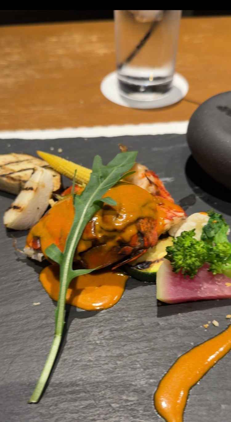 オマールエビは野菜もソースもとても美味しかった