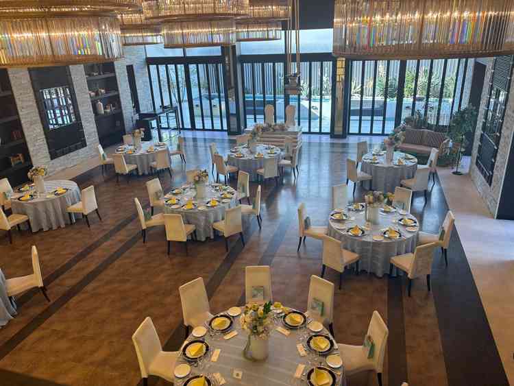 階段上から見た披露宴会場