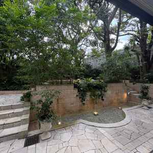 披露宴会場の一部の写真。気に囲まれていてビルなどが見えず、水の音が心地よかった。