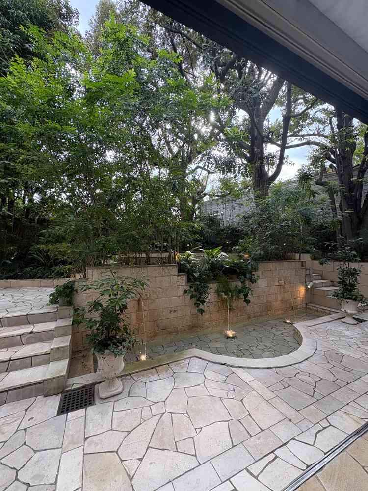 披露宴会場の一部の写真。気に囲まれていてビルなどが見えず、水の音が心地よかった。