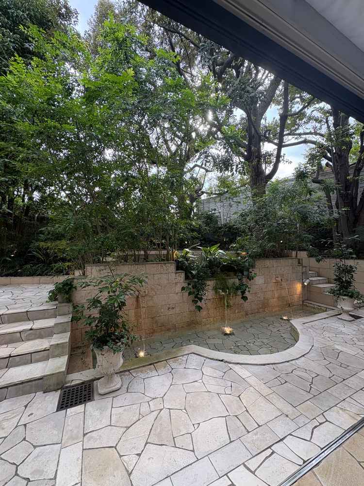 披露宴会場の一部の写真。気に囲まれていてビルなどが見えず、水の音が心地よかった。