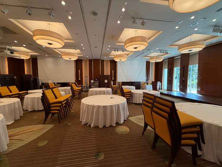 広くシックな会場。コーディネートしやすいつくりだと思った。