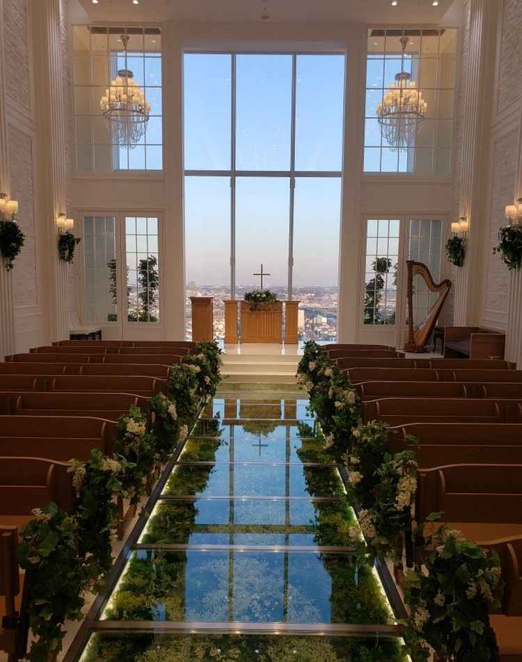 歩くところがガラス張りでグリーンがあしらわれていて、足元もオシャレに感じられる。