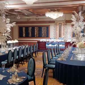 宮殿をイメージした披露宴会場。落ち着いた雰囲気できらびやかでした。