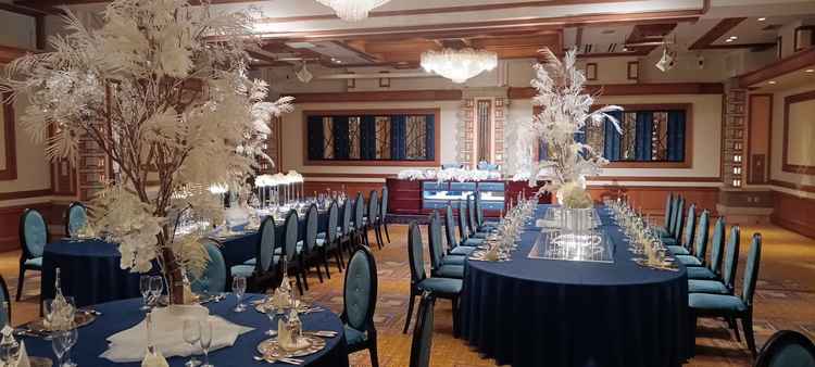 宮殿をイメージした披露宴会場。落ち着いた雰囲気できらびやかでした。