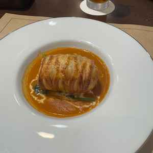 鰆のパイ包みを試食しました。周りのエビのソースとマッチしていて美味しかったです。