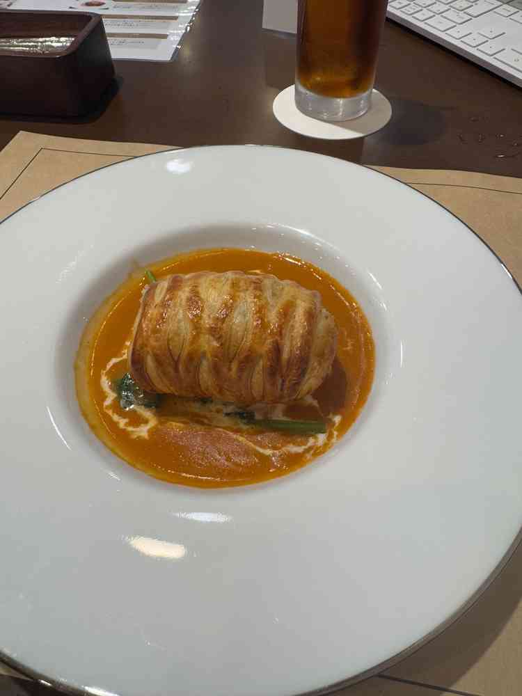 鰆のパイ包みを試食しました。周りのエビのソースとマッチしていて美味しかったです。