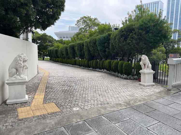 門までのアプローチ